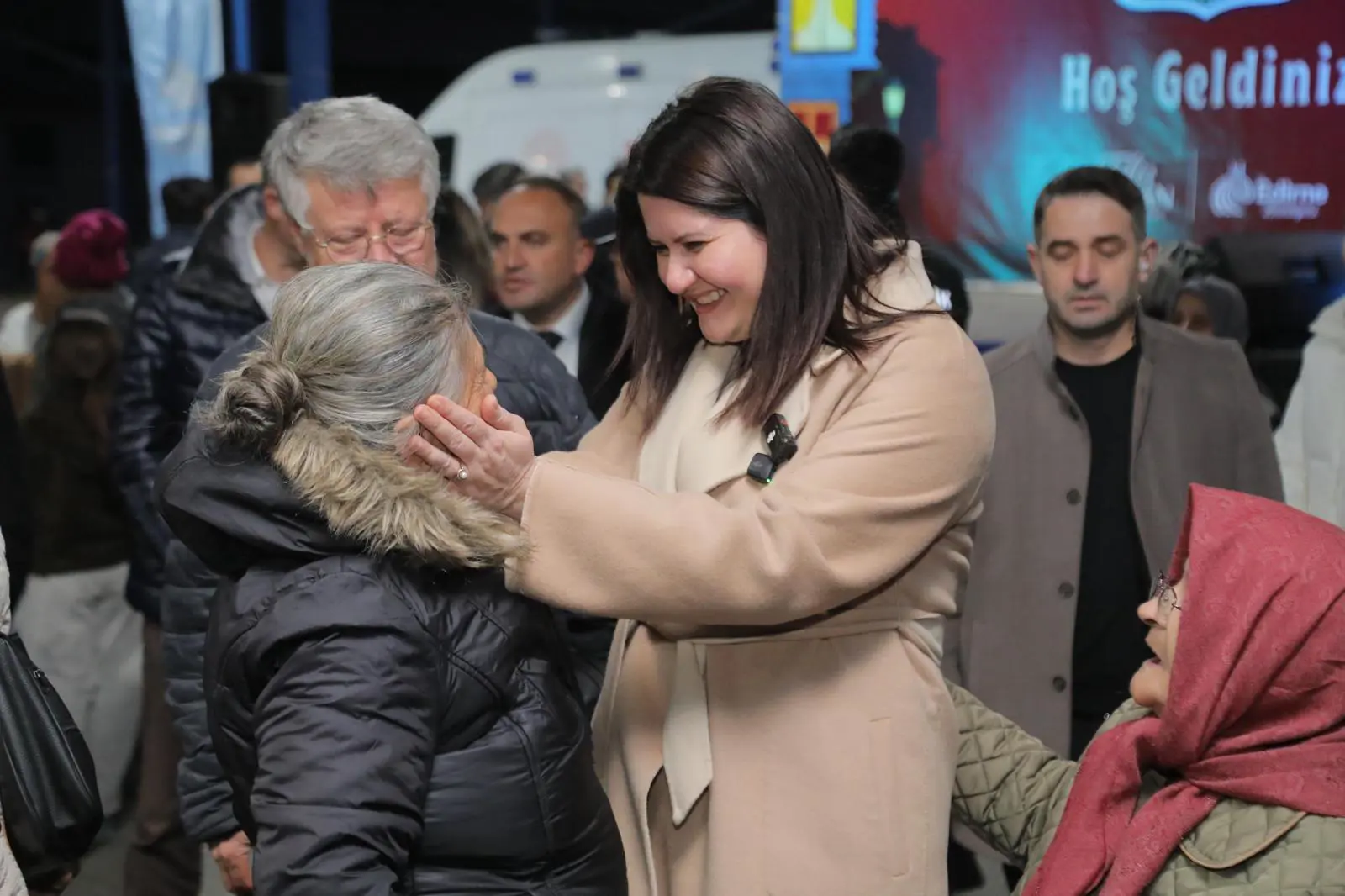 EDİRNE’DE RAMAZAN BEREKETİ: BALKAN PAZARI’NDA BÜYÜK İFTAR SOFRASI galeri görseli